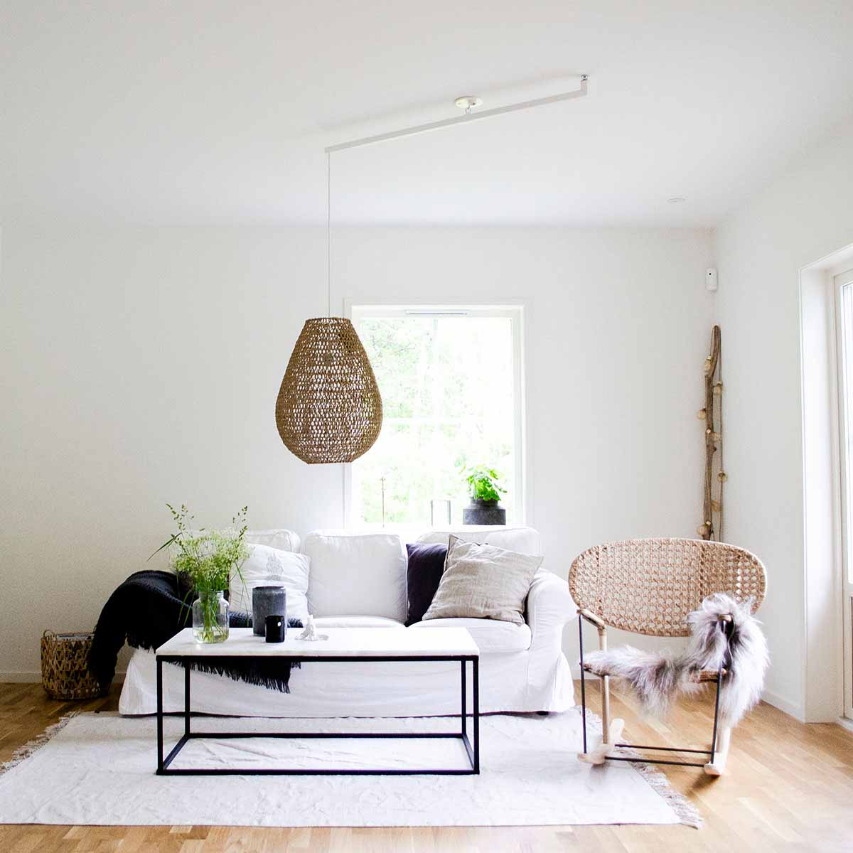 Hvid forlængerarm, der har flyttet rattanlampeskærmen