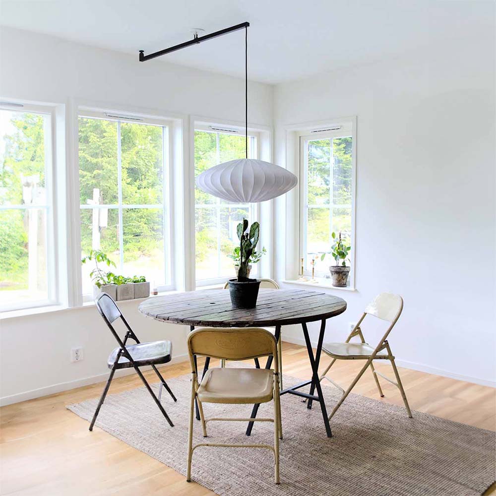 Sort forlængerarm, der har ændret placeringen af en hængende lampeskærm